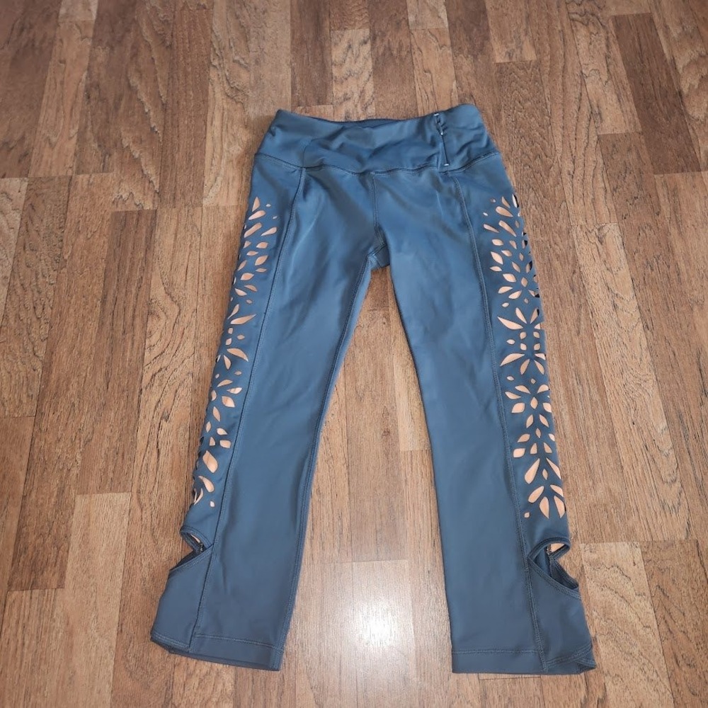 Calia by Carrie Underwood Blue Gray Laser Cut Capri Leggings Small WAA16202 759